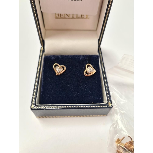 1027 - Quantity of 9ct yellow gold stud earrings to include heart shaped pair, knot design examples, tassel... 