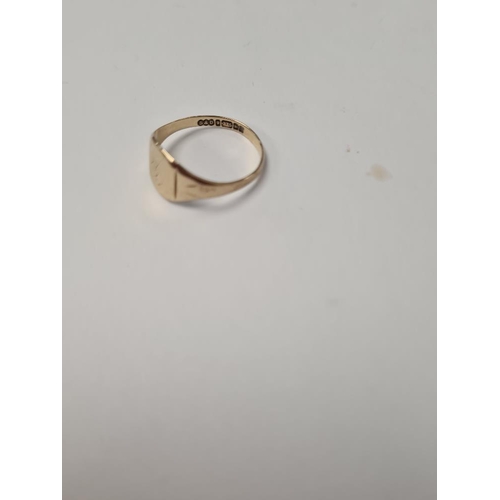 1062 - 9c yellow gold signet ring rounded square vacant panel, size O, 1.5g approx, marked 375