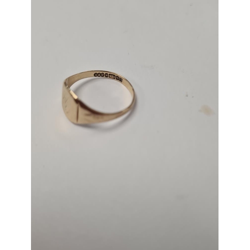 1062 - 9c yellow gold signet ring rounded square vacant panel, size O, 1.5g approx, marked 375