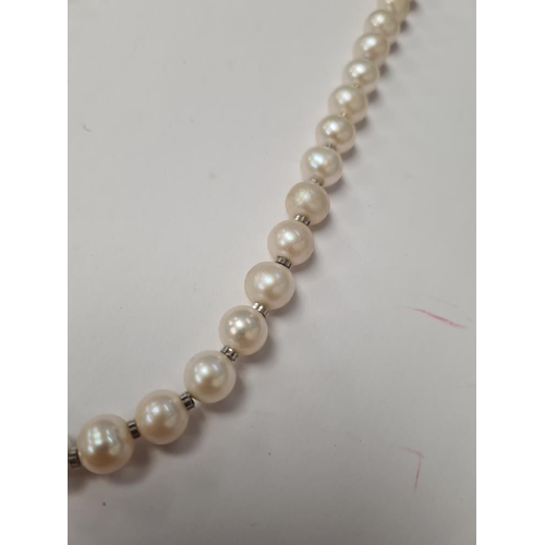 1066 - Single row of pearls with 22K white gold clasp, 48 pearls and 30 22ct white gold spacers, 42cm, clas... 