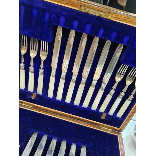 1120A - A superb cased silver and Mother of Pearl cutlery set. Ornate details on the blade, hallmarked Sheff... 