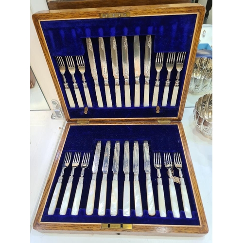 1120A - A superb cased silver and Mother of Pearl cutlery set. Ornate details on the blade, hallmarked Sheff... 