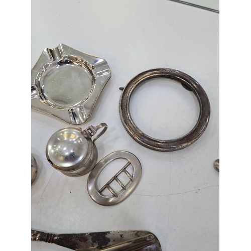 1126 - A mixed silver lot comprising ornate embossed glove stretchers, shoe horn, two heavy silver ashtrays... 