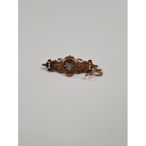 1048 - 15ct yellow gold decorative brooch with central starburst set diamond with overlaid solitair design,... 