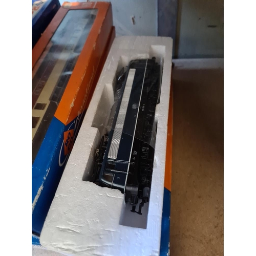 19 - Roco '00' gauge Diesel locomotive and 10 Roco passenger carriages and rolling stock wagons