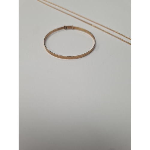 1050 - 9ct yellow gold babies bangle, marked 375, 4cm, and a fine 9ct gold curblink neckchain, marked 375, ... 