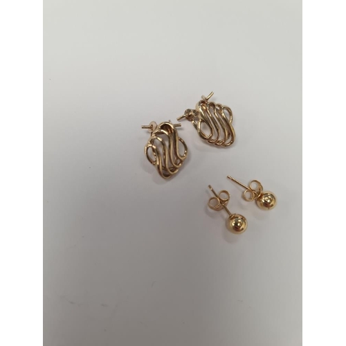 1061 - Pair of 9ct yellow gold stud earrings and a pair of 9ct gold clip on earrings, both marked 375, appr... 