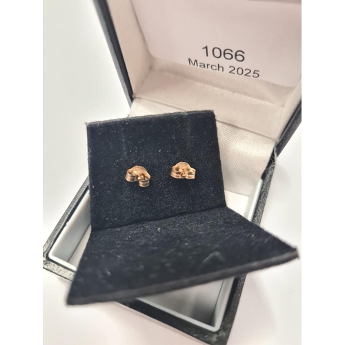 1066 - Pair of 9ct gold earrings of circular disc form, marked 375, approx 1g