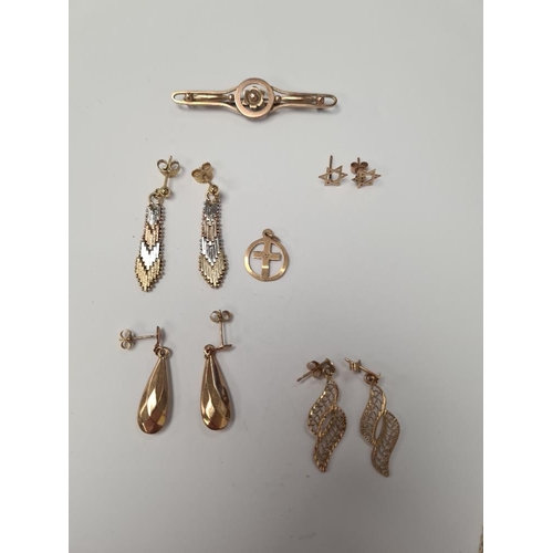 1070 - A selection of 9ct gold earrings and a 9ct gold bar brooch marked 9ct, fine 9ct gold chain, etc, app... 