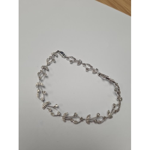 1078 - 9ct white gold leaf design bracelet inset diamonds, very pretty, 19cm, marked 375, approx 6g