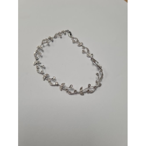 1078 - 9ct white gold leaf design bracelet inset diamonds, very pretty, 19cm, marked 375, approx 6g