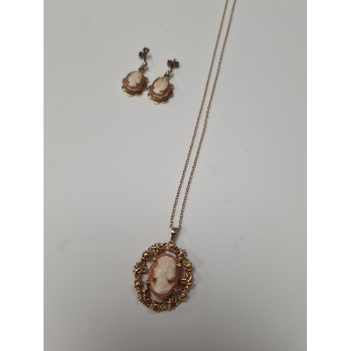 1080 - 9ct yellow gold fine neckchain hung with a 9ct gold mounted Cameo pendant, and a pair of 9ct Cameo d... 