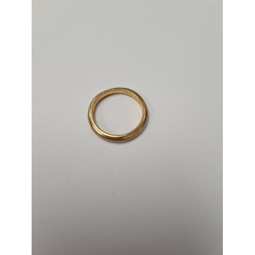 1082 - 22xt gold wedding band, size N, marked 22, approx 4.3g