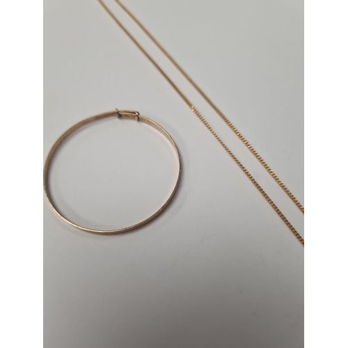 1050 - 9ct yellow gold babies bangle, marked 375, 4cm, and a fine 9ct gold curblink neckchain, marked 375, ... 