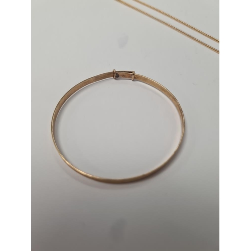 1050 - 9ct yellow gold babies bangle, marked 375, 4cm, and a fine 9ct gold curblink neckchain, marked 375, ... 