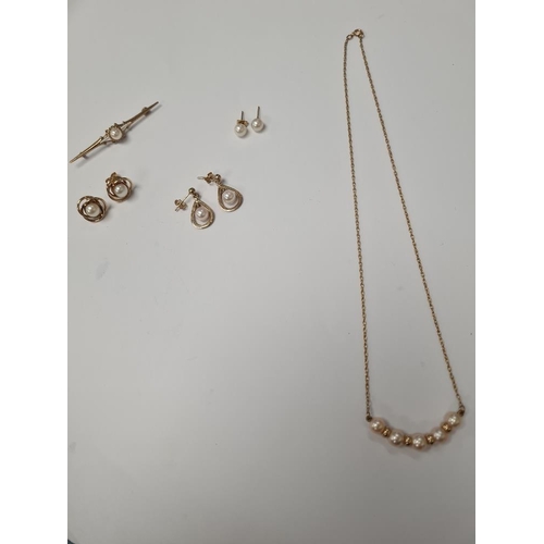 1064 - Selection of 9ct yellow gold pearl set jewellery to include bar brooch earrings, etc, approx 8.9g