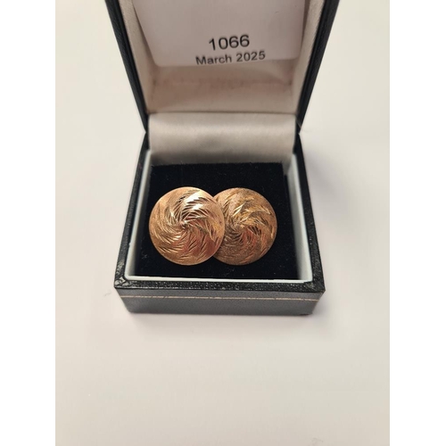 1066 - Pair of 9ct gold earrings of circular disc form, marked 375, approx 1g