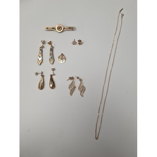 1070 - A selection of 9ct gold earrings and a 9ct gold bar brooch marked 9ct, fine 9ct gold chain, etc, app... 