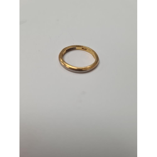 1082 - 22xt gold wedding band, size N, marked 22, approx 4.3g