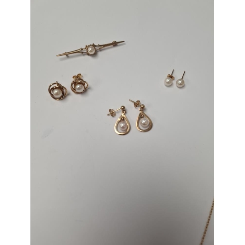 1064 - Selection of 9ct yellow gold pearl set jewellery to include bar brooch earrings, etc, approx 8.9g