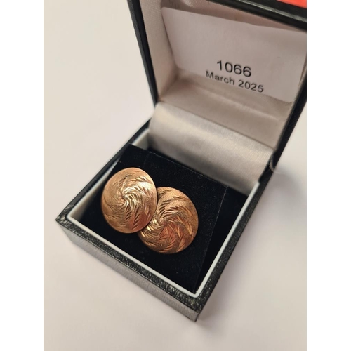 1066 - Pair of 9ct gold earrings of circular disc form, marked 375, approx 1g