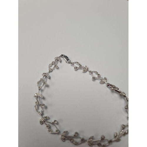 1078 - 9ct white gold leaf design bracelet inset diamonds, very pretty, 19cm, marked 375, approx 6g