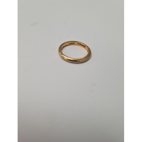 1082 - 22xt gold wedding band, size N, marked 22, approx 4.3g