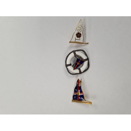 1160 - Of Yachting Interest: A 9ct yellow gold badge for the 'Royal Southern Yacht Club' with enameled deta... 