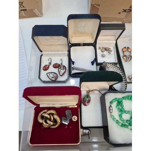 1201 - A tray of good quality costume jewellery to include malachite earrings, green hardstone necklace, am... 