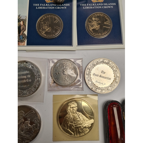 10 - A mixed lot comprising silver topped amber cheroot, decanter labels, coins including four silver exa... 