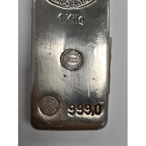 30 - A 999 silver kilo bar, with engraved 'Swiss Bank Corporation'. Condition Report: minor denting and n... 
