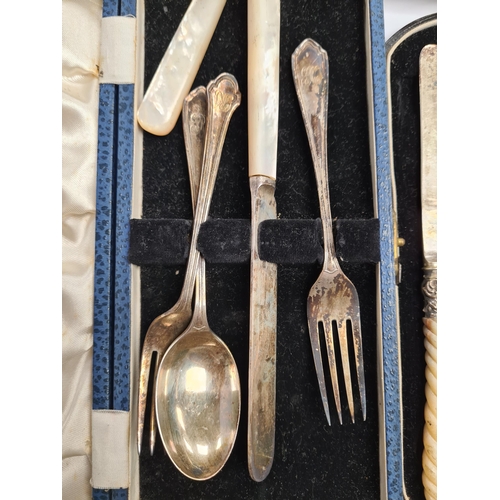 34 - John Pinches, The Roman Spoons. A set of twelve cased silver spoons, hallmarked London 1971. 8.82ozt... 