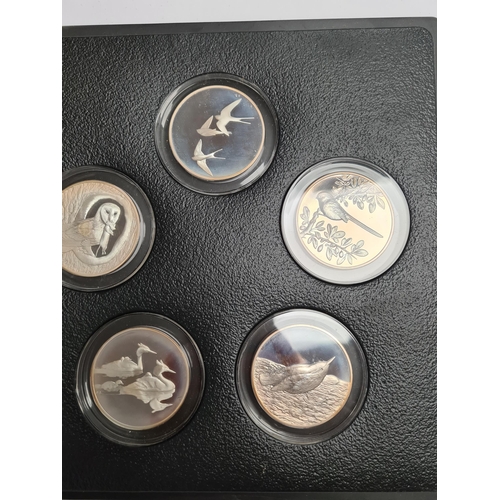 35 - John Pinches, Peter Scott's British Birds, Seven trays of five medals of birds, with the cards with ... 