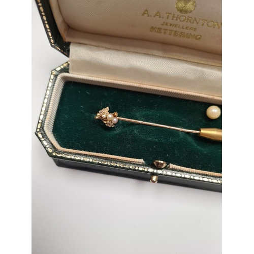 1086 - Unmarked yellow gold stick pin, with pearl and diamond detail to head, unmarked, in fitted case, app... 