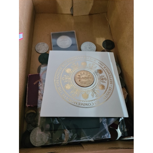 A small quantity of coins including commemorative examples