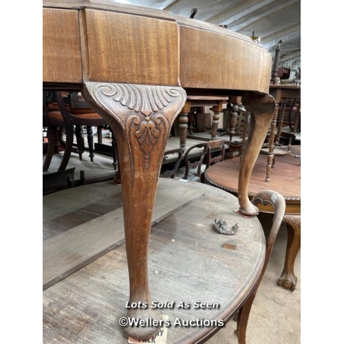 113 - OVAL EXTENDING DINING TABLE ON CARVED LEGS, WITH LEAVES, 58 X 45 X 30.5 INCHES / LOCATED AT VICTORIA... 