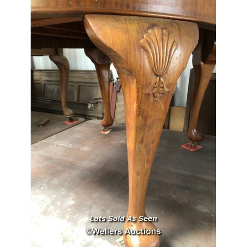 86 - OVAL CARVED EXTENDING DINING TABLE, WITH LEAF, CARVED LEGS AND BALLED FEET, 53.5 X 41.5 X 31 INCHES ... 