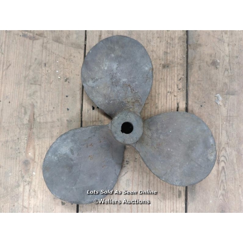 22 - 4 bronze ships propellers. Bore 3cm x 25cm. Bore 2.5cm x 27.7 cm. Bore 1.5cm x 26cm. Bore 2.5xm x 21... 