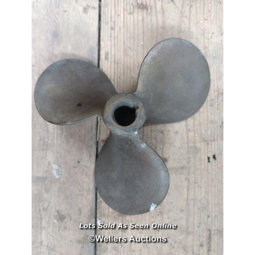 22 - 4 bronze ships propellers. Bore 3cm x 25cm. Bore 2.5cm x 27.7 cm. Bore 1.5cm x 26cm. Bore 2.5xm x 21... 