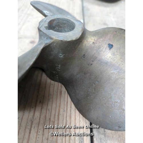 22 - 4 bronze ships propellers. Bore 3cm x 25cm. Bore 2.5cm x 27.7 cm. Bore 1.5cm x 26cm. Bore 2.5xm x 21... 