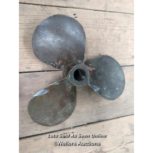 22 - 4 bronze ships propellers. Bore 3cm x 25cm. Bore 2.5cm x 27.7 cm. Bore 1.5cm x 26cm. Bore 2.5xm x 21... 