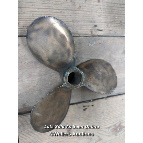 22 - 4 bronze ships propellers. Bore 3cm x 25cm. Bore 2.5cm x 27.7 cm. Bore 1.5cm x 26cm. Bore 2.5xm x 21... 