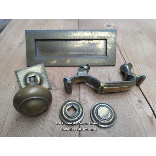 69 - Set of front door brass door furniture. Letterplate 26.5cm x 10cm. Georgian style door pull. Doctor ... 