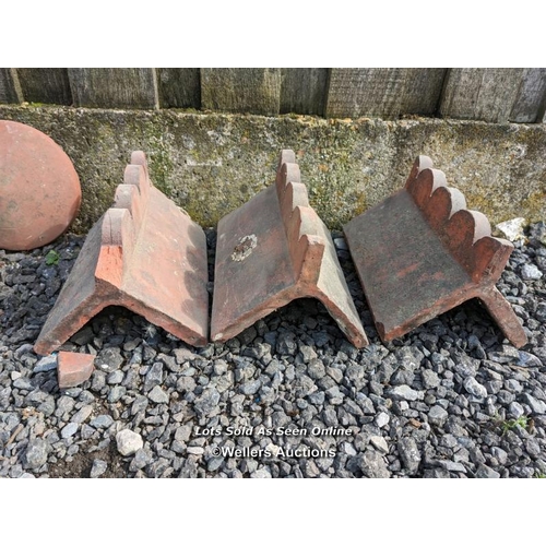 7 - 15 shaped curb bricks and three decorative ridge tiles