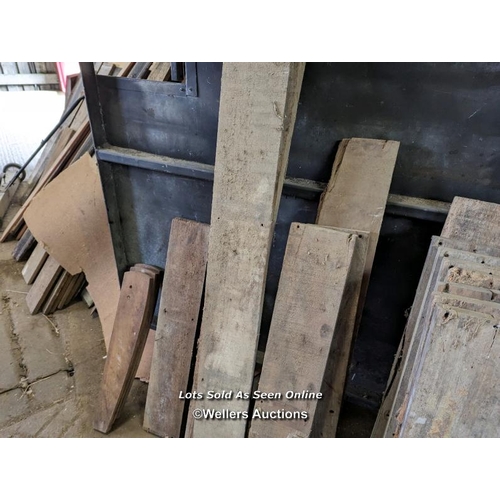 220 - Parcel of hardwood, possibly teak/mahogany 30 pieces from 14cm x 3.5cm x 90cm to 14.5cm x 3.5cm x 21... 