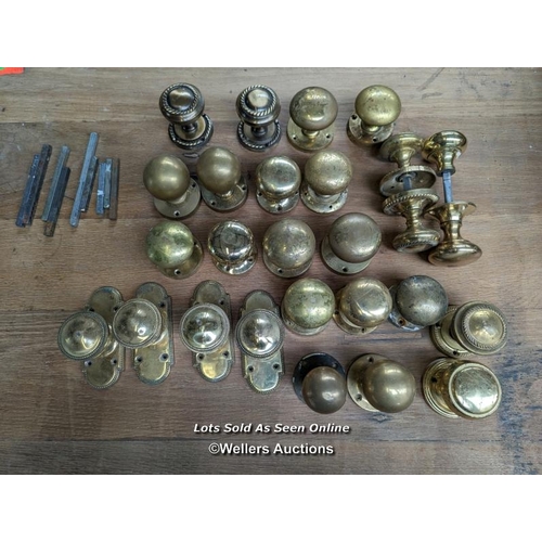 226 - 27 various brass door knobs with fixed backplates. All can take a square spindles. 11 spindles inclu... 