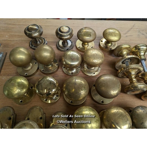 226 - 27 various brass door knobs with fixed backplates. All can take a square spindles. 11 spindles inclu... 