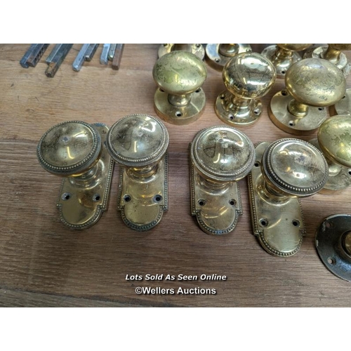 226 - 27 various brass door knobs with fixed backplates. All can take a square spindles. 11 spindles inclu... 