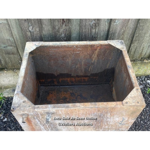 304 - A galvanised water tank or planter. 57cm x 60cm x 74cm