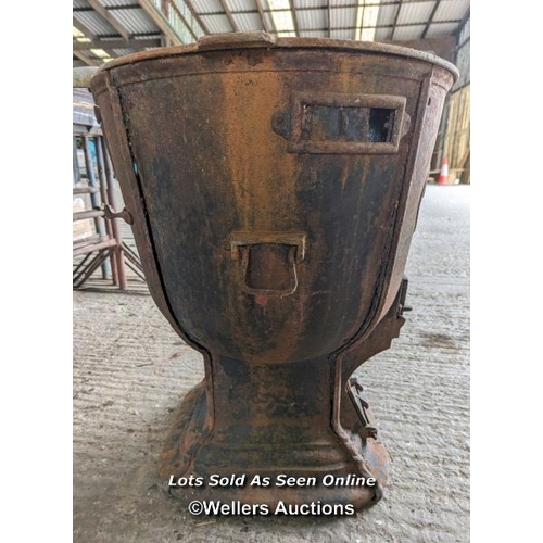 336 - An interesting garden feature. A large cast iron washer. The swinton copper. 77cm H x 69cm DIA at it... 